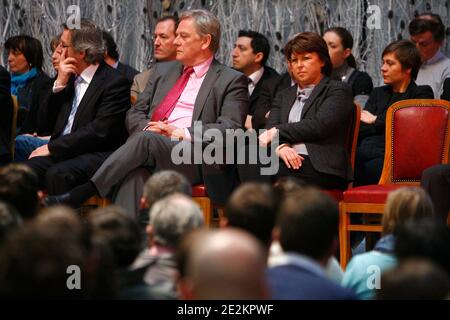 Il sindaco di Lille e il primo segretario del Partito Socialista Francese, Martine Aubry, accanto a Pierre de Saintignon (C), primo assistente al municipio di Lille e candidato socialista alle elezioni regionali, in quanto offre i suoi auguri per il nuovo anno ai dipendenti del ci Foto Stock