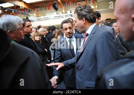 Il presidente francese Nicolas Sarkozy, affiancato dal portavoce del Ministro francese per l'Istruzione nazionale e il Governo Luc Chatel, ha consegnato i suoi auguri per il nuovo anno al personale nazionale dell'educazione e della ricerca a Saclay, in Francia, il 11 gennaio 2010. Foto di Nicolas Gouhier/ABACAPRESS.COM Foto Stock