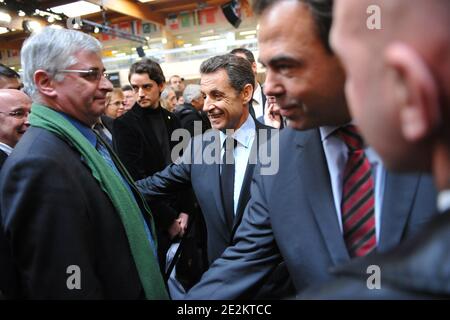 Il presidente francese Nicolas Sarkozy, affiancato dal portavoce del Ministro francese per l'Istruzione nazionale e il Governo Luc Chatel, ha consegnato i suoi auguri per il nuovo anno al personale nazionale dell'educazione e della ricerca a Saclay, in Francia, il 11 gennaio 2010. Foto di Nicolas Gouhier/ABACAPRESS.COM Foto Stock