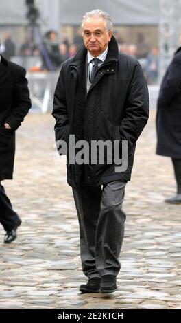 Jacques Attali arriva per i funerali dell'ex ministro e oratore del parlamento Philippe Seguin alla chiesa di Saint-Louis des Invalides a Parigi, in Francia, il 11 gennaio 2010. Foto di Christophe Guibbaud/ABACAPRESS.COM Foto Stock