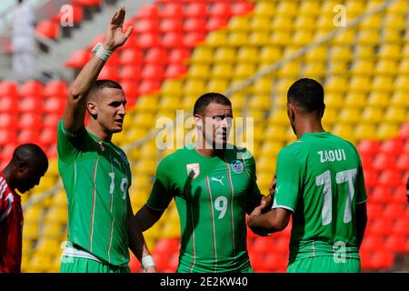 Algerino Hassan Yeba,Mohamed Ghezzal,Samir Zaoui durante la partita di calcio della Coppa delle nazioni Africana, Gruppo A, Algeria contro Malawi a Luanda, Angola, il 11 gennaio 2010. Il Malawi ha vinto 3-0. Foto di RainbowPress/Cameleon/ABACAPRESS.COM Foto Stock