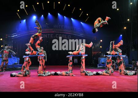 Gli artisti intrattengono la folla al trentaquattresimo Festival Internazionale del Circo di Monte Carlo, Monaco, il 15 gennaio 2010. Handout Foto di Monaco Palace/ABACAPRESS.COM Foto Stock