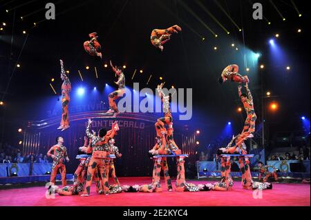 Gli artisti intrattengono la folla al trentaquattresimo Festival Internazionale del Circo di Monte-Carlo, Monaco, il 15 gennaio 2010. Foto di Charlie Gallo/Centre de Presse/ piscina/ABACAPRESS.COM Foto Stock