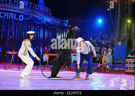 Gli artisti intrattengono la folla al trentaquattresimo Festival Internazionale del Circo di Monte-Carlo, Monaco, il 15 gennaio 2010. Foto di Charlie Gallo/Centre de Presse/ piscina/ABACAPRESS.COM Foto Stock