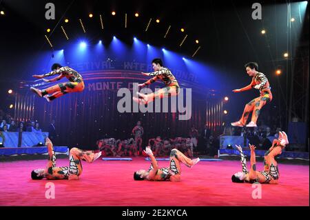 Gli artisti intrattengono la folla al trentaquattresimo Festival Internazionale del Circo di Monte Carlo, Monaco, il 15 gennaio 2010. Handout Foto di Monaco Palace/ABACAPRESS.COM Foto Stock