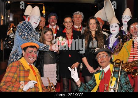 La principessa Stephanie di Monaco e le sue figlie Camille Gottlieb e Pauline Ducruet si pongono al giorno 2 del trentaquattresimo Festival Internazionale del Circo a Monte Carlo, Monaco, il 15 gennaio 2010. Handout Foto di Monaco Palace/ABACAPRESS.COM Foto Stock