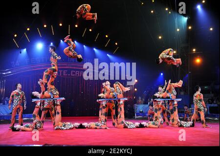 Gli artisti intrattengono la folla al trentaquattresimo Festival Internazionale del Circo di Monte-Carlo, Monaco, il 15 gennaio 2010. Foto di Charlie Gallo/Centre de Presse/ piscina/ABACAPRESS.COM Foto Stock