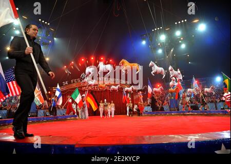 Gli artisti intrattengono la folla al trentaquattresimo Festival Internazionale del Circo di Monte-Carlo, Monaco, il 15 gennaio 2010. Foto di Charlie Gallo/Centre de Presse/ piscina/ABACAPRESS.COM Foto Stock