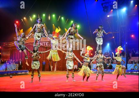 Gli artisti intrattengono la folla al trentaquattresimo Festival Internazionale del Circo di Monte-Carlo, Monaco, il 15 gennaio 2010. Foto di Charlie Gallo/Centre de Presse/ piscina/ABACAPRESS.COM Foto Stock