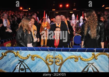 La principessa Stephanie di Monaco e le sue figlie Camille Gottlieb e Pauline Ducruet si pongono al giorno 2 del trentaquattresimo Festival Internazionale del Circo a Monte Carlo, Monaco, il 15 gennaio 2010. Handout Foto di Monaco Palace/ABACAPRESS.COM Foto Stock