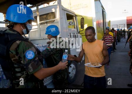 I pacifici Boliviani delle Nazioni Unite distribuiscono acqua e pasti ai residenti di Cite Soleil, tre giorni dopo il terribile terremoto, a Port-au-Prince, Haiti, il 15 gennaio 2010. Foto di Marco Dormino/un via ABACAPRESS.COM Foto Stock