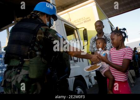 I pacifici Boliviani delle Nazioni Unite distribuiscono acqua e pasti ai residenti di Cite Soleil, tre giorni dopo il terribile terremoto, a Port-au-Prince, Haiti, il 15 gennaio 2010. Foto di Marco Dormino/un via ABACAPRESS.COM Foto Stock