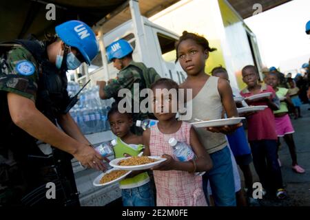 I pacifici Boliviani delle Nazioni Unite distribuiscono acqua e pasti ai residenti di Cite Soleil, tre giorni dopo il terribile terremoto, a Port-au-Prince, Haiti, il 15 gennaio 2010. Foto di Marco Dormino/un via ABACAPRESS.COM Foto Stock