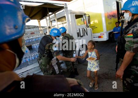 I pacifici Boliviani delle Nazioni Unite distribuiscono acqua e pasti ai residenti di Cite Soleil, tre giorni dopo il terribile terremoto, a Port-au-Prince, Haiti, il 15 gennaio 2010. Foto di Marco Dormino/un via ABACAPRESS.COM Foto Stock