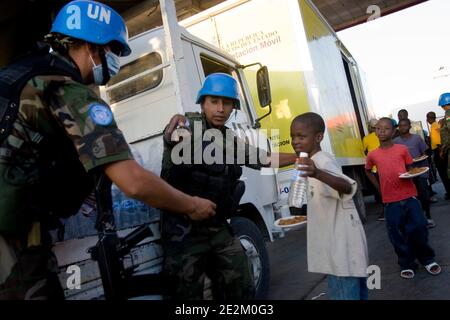 I pacifici Boliviani delle Nazioni Unite distribuiscono acqua e pasti ai residenti di Cite Soleil, tre giorni dopo il terribile terremoto, a Port-au-Prince, Haiti, il 15 gennaio 2010. Foto di Marco Dormino/un via ABACAPRESS.COM Foto Stock