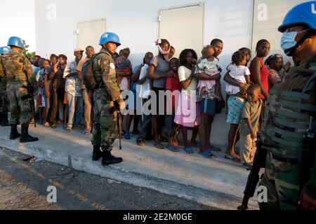 I pacifici Boliviani delle Nazioni Unite distribuiscono acqua e pasti ai residenti di Cite Soleil, tre giorni dopo il terribile terremoto, a Port-au-Prince, Haiti, il 15 gennaio 2010. Foto di Marco Dormino/un via ABACAPRESS.COM Foto Stock