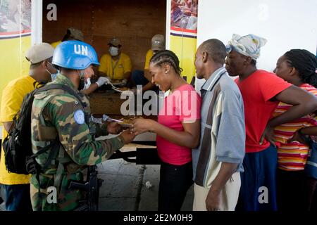 I pacifici Boliviani delle Nazioni Unite distribuiscono acqua e pasti ai residenti di Cite Soleil, tre giorni dopo il terribile terremoto, a Port-au-Prince, Haiti, il 15 gennaio 2010. Foto di Marco Dormino/un via ABACAPRESS.COM Foto Stock