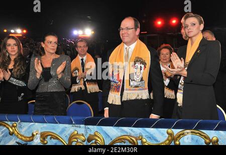 Il Principe Alberto II di Monaco, Charlene Wittstock, la Principessa Stephanie di Monaco e sua figlia Pauline Ducruet durante la cerimonia di chiusura del trentaquattresimo Festival Internazionale del Circo di Monte Carlo a Monte Carlo, Monaco, il 19 gennaio 2010. Foto di Gaetan luci/piscina/ABACAPRESS.COM Foto Stock