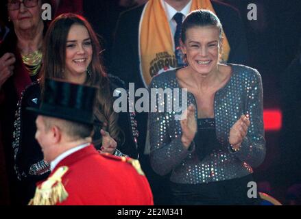 La principessa Stephanie di Monaco e sua figlia Pauline Ducruet arrivano alla cerimonia di chiusura del trentaquattresimo Festival Internazionale del Circo di Monte Carlo, Monaco, il 19 gennaio 2010. Foto di David Niviere/piscina/ABACAPRESS.COM Foto Stock