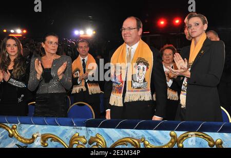 Il Principe Alberto II di Monaco, Charlene Wittstock, la Principessa Stephanie di Monaco e sua figlia Pauline Ducruet durante la cerimonia di chiusura del trentaquattresimo Festival Internazionale del Circo di Monte Carlo a Monte Carlo, Monaco, il 19 gennaio 2010. Foto di Gaetan luci/piscina/ABACAPRESS.COM Foto Stock