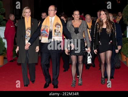 Il principe Alberto II di Monaco, Charlene Wittstock, la principessa Stephanie di Monaco e sua figlia Pauline Ducruet arrivano alla cerimonia di chiusura del trentaquattresimo Festival Internazionale del Circo di Monte Carlo a Monte Carlo, Monaco, il 19 gennaio 2010. Foto di David Niviere/piscina/ABACAPRESS.COM Foto Stock