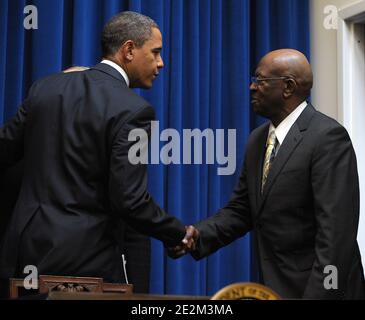 Il presidente DEGLI STATI UNITI Barack Obama scuote le mani con la Rep. Ed Towns dopo aver firmato una direttiva che rinfaccia sui trucchi fiscali ottenendo contratti federali nell'edificio Eisenhower Executive Office adiacente alla Casa Bianca a Washington DC, USA il 20 gennaio 2010. Foto di Roger L. Wollenberg/ABACAPRESS.COM (nella foto: Barack Obama, Città del ed) Foto Stock