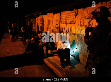 Il Battaglione brasiliano delle Nazioni Unite si reca in una pattuglia notturna per garantire la baraccopoli di Cite Soleil a Port-au-Prince, Haiti, il 21 gennaio 2010. Foto di Sophia Paris/un via ABACAPRESS.COM Foto Stock