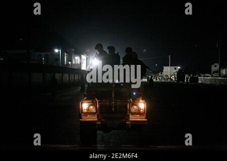 Il Battaglione brasiliano delle Nazioni Unite si reca in una pattuglia notturna per garantire la baraccopoli di Cite Soleil a Port-au-Prince, Haiti, il 21 gennaio 2010. Foto di Sophia Paris/un via ABACAPRESS.COM Foto Stock