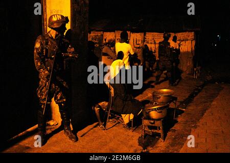 Il Battaglione brasiliano delle Nazioni Unite si reca in una pattuglia notturna per garantire la baraccopoli di Cite Soleil a Port-au-Prince, Haiti, il 21 gennaio 2010. Foto di Sophia Paris/un via ABACAPRESS.COM Foto Stock