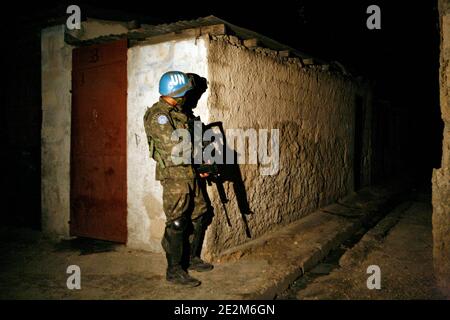 Il Battaglione brasiliano delle Nazioni Unite si reca in una pattuglia notturna per garantire la baraccopoli di Cite Soleil a Port-au-Prince, Haiti, il 21 gennaio 2010. Foto di Sophia Paris/un via ABACAPRESS.COM Foto Stock