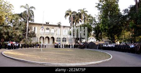 Hommage a Port au Prince aux deux gendarmes francais exparus (en presence des deux colleggues Nathalie et Michel) lors du seisme en Haiti le 22 gennaio 2010. Foto di Sebastien Dufour/ABACAPRESS.COM Foto Stock