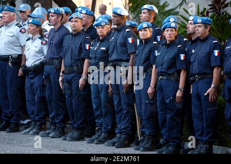 Hommage a Port au Prince aux deux gendarmes francais exparus (en presence des deux colleggues Nathalie et Michel) lors du seisme en Haiti le 22 gennaio 2010. Foto di Sebastien Dufour/ABACAPRESS.COM Foto Stock