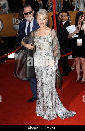 Helen Mirren e Taylor Hackford al 16° schermo Actor Guild Awards, tenutosi presso la Shrine Exhibition Hall di Los Angeles, CA, USA il 23 gennaio 2010. Foto di Lionel Hahn/ABACAPRESS.COM Foto Stock