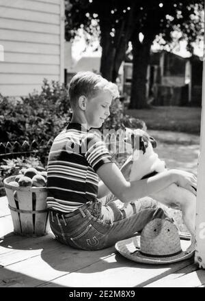 ANNI '40 ANNI '50 SORRIDENTE CONTADINO CHE INDOSSA JEANS T-SHIRT A RIGHE PETTINATURA CANE SEDUTO SUL PORTICO DA BUSHEL CESTO DI PESCHE PAGLIA HAT - D5103 HAR001 HARS HOME VITA AMICIZIA CURA AGRICOLTURA ANIMALI DOMESTICI SOLE DENIM AGRICOLTURA B&W MAMMIFERI E PESCHE CANINE FARMERS BY OF ON PETTING POOCH BUSHEL AMICHEVOLE SUNLIT T-SHIRT ATTACCAMENTO PERSONALE AFFETTO JEANS BLU CANINO EMOZIONE GIOVANILE INFORMALE MAMMIFERO PRE-TEEN RAGAZZO TWILL NERO E BIANCO CASUAL ETNIA CAUCASICA HAR001 VECCHIO STILE Foto Stock