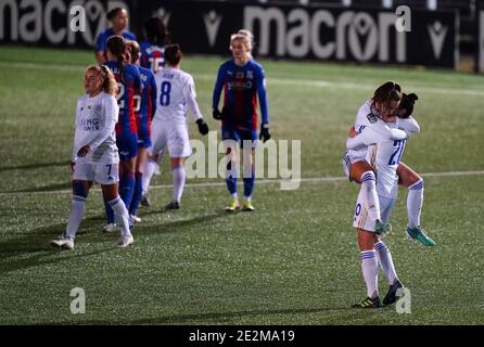 Hannah Cain di Leicester City e Natasha Flint (a destra) festeggiano dopo il fischio finale durante la finale del quarto della fa Continental Tires League Cup a Hayes Lane, Londra. Foto Stock