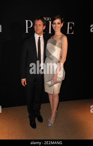Anne Hathaway e Adam Shulman alla sfilata di moda Primavera-Estate 2010 di Giorgio Armani a Parigi, Francia, il 25 gennaio 2010. Foto di Nicolas Gouhier/ABACAPRESS.COM Foto Stock