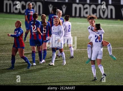 Hannah Cain di Leicester City e Natasha Flint (a destra) festeggiano mentre i giocatori di Crystal Palace appaiono espulsi dopo il fischio finale durante la finale del quarto della fa Continental Tires League Cup a Hayes Lane, Londra. Foto Stock