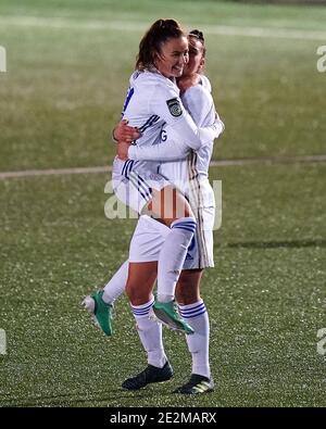 Hannah Cain di Leicester City (a sinistra) e Natasha Flint festeggiano dopo il fischio finale durante la finale del quarto della fa Continental Tires League Cup a Hayes Lane, Londra. Foto Stock