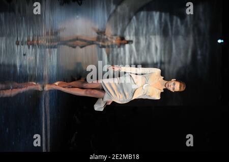 Un modello indossa una creazione nell'ambito della sfilata di moda alta-Couture Primavera-Estate 2010 di Giorgio Armani a Parigi, Francia, il 25 gennaio 2010 . Foto di Nicolas Gouhier/ABACAPRESS.COM Foto Stock
