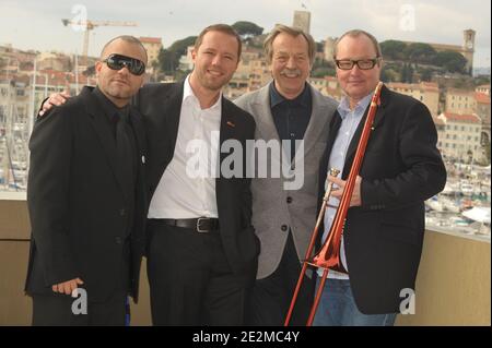 Magnum Collane, Dan Serman, Direttore Meecins Sans Frontieres, Niels Landgren e siggi Loch propone una fotocellula per presentare il loro progetto di donazione per l'Africa durante il Midem di Cannes, Francia, il 26 gennaio 2010. Foto di Giancarlo Gorassini/ABACAPRESS.COM Foto Stock