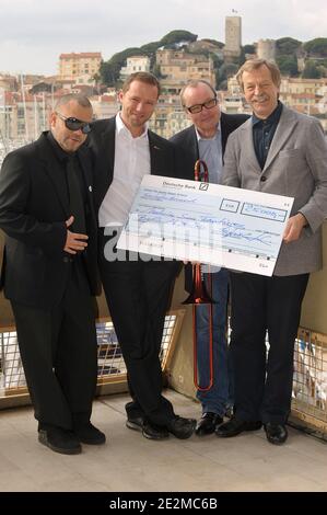 Magnum Collane, Dan Serman, Direttore Meecins Sans Frontieres, Niels Landgren e siggi Loch propone una fotocellula per presentare il loro progetto di donazione per l'Africa durante il Midem di Cannes, Francia, il 26 gennaio 2010. Foto di Giancarlo Gorassini/ABACAPRESS.COM Foto Stock
