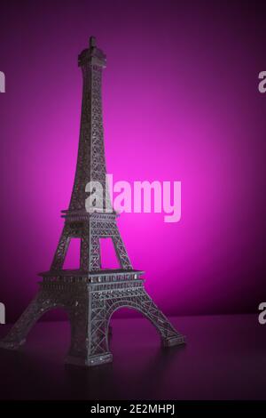 Colorata Torre Eiffel su una superficie illuminata Foto Stock