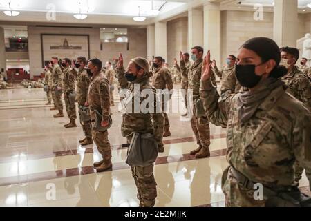 Washington, Stati Uniti. 13 gennaio 2021. Soldati e aeronavi statunitensi con la Guardia Nazionale giurano di servire con la Capitol Police durante una cerimonia nel Visitor Center 13 gennaio 2021 a Washington, DC più di 10,000 truppe di guardia nazionale sono state dispiegate per fornire sicurezza in seguito all'insurrezione da parte dei riotatori Pro-Trump. Credit: Planetpix/Alamy Live News Foto Stock