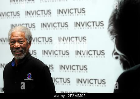 L'attore Morgan Freeman pone durante una telefonata presentando il suo film "Invictus", a Roma, in Italia, lo scorso febbraio. 4, 2010. Foto di Eric Vandeville/ABACAPRESS.COM Foto Stock