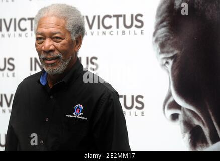 L'attore Morgan Freeman pone durante una telefonata presentando il suo film "Invictus", a Roma, in Italia, lo scorso febbraio. 4, 2010. Foto di Eric Vandeville/ABACAPRESS.COM Foto Stock