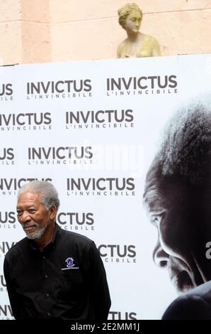 L'attore Morgan Freeman pone durante una telefonata presentando il suo film "Invictus", a Roma, in Italia, lo scorso febbraio. 4, 2010. Foto di Eric Vandeville/ABACAPRESS.COM Foto Stock