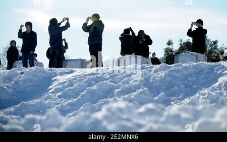 I turisti giapponesi scattano le foto della capitale della nazione dopo una tempesta di neve il 7 febbraio 2010 a Washington, DC. L'area di DC ha iniziato a ripulire dopo la sua seconda grande tempesta invernale della stagione, che ha lasciato oltre 24 pollici di neve in alcune aree. Foto di Olivier Douliery /ABACAPRESS.COM Foto Stock