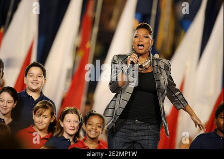 La regina Latifah si esibisce sul palco durante il Super Bowl XLIV Pregame Show di Miami, USA, il 7 febbraio 2010. (Foto: Regina Latifah) Foto di Lionel Hahn/ABACAPRESS.COM Foto Stock