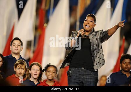 La regina Latifah si esibisce sul palco durante il Super Bowl XLIV Pregame Show di Miami, USA, il 7 febbraio 2010. (Foto: Regina Latifah) Foto di Lionel Hahn/ABACAPRESS.COM Foto Stock