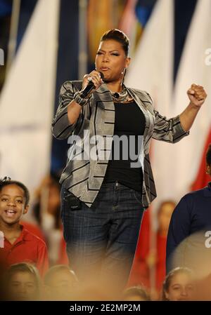 La regina Latifah si esibisce sul palco durante il Super Bowl XLIV Pregame Show di Miami, USA, il 7 febbraio 2010. (Foto: Regina Latifah) Foto di Lionel Hahn/ABACAPRESS.COM Foto Stock